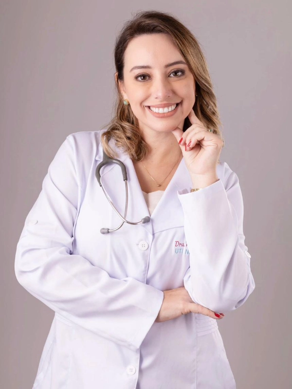 Dra. Patricia Cunha, pediatra zona sul Sorocaba, sorrindo no consultório