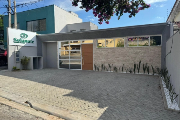 Fachada do consultório de pediatria da Dra. Patricia Cunha no bairro Campolim em Sorocaba, com estacionamento gratuito.